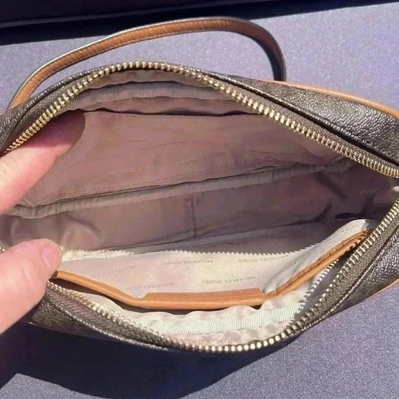 Michael Kors Crossbody EUC - Picture 4 of 6